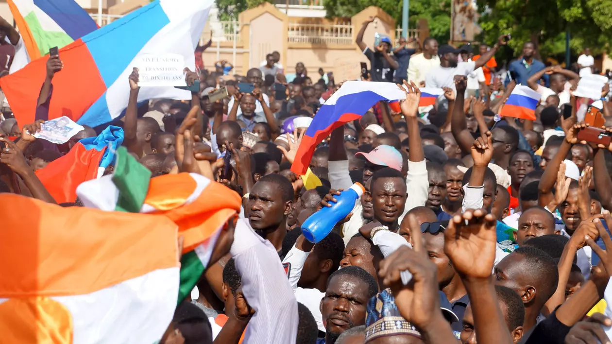 Patru români au fost evacuați din Niger, unde a avut loc o lovitură de stat. Alți 20 se află în țara africană, în misiuni UE