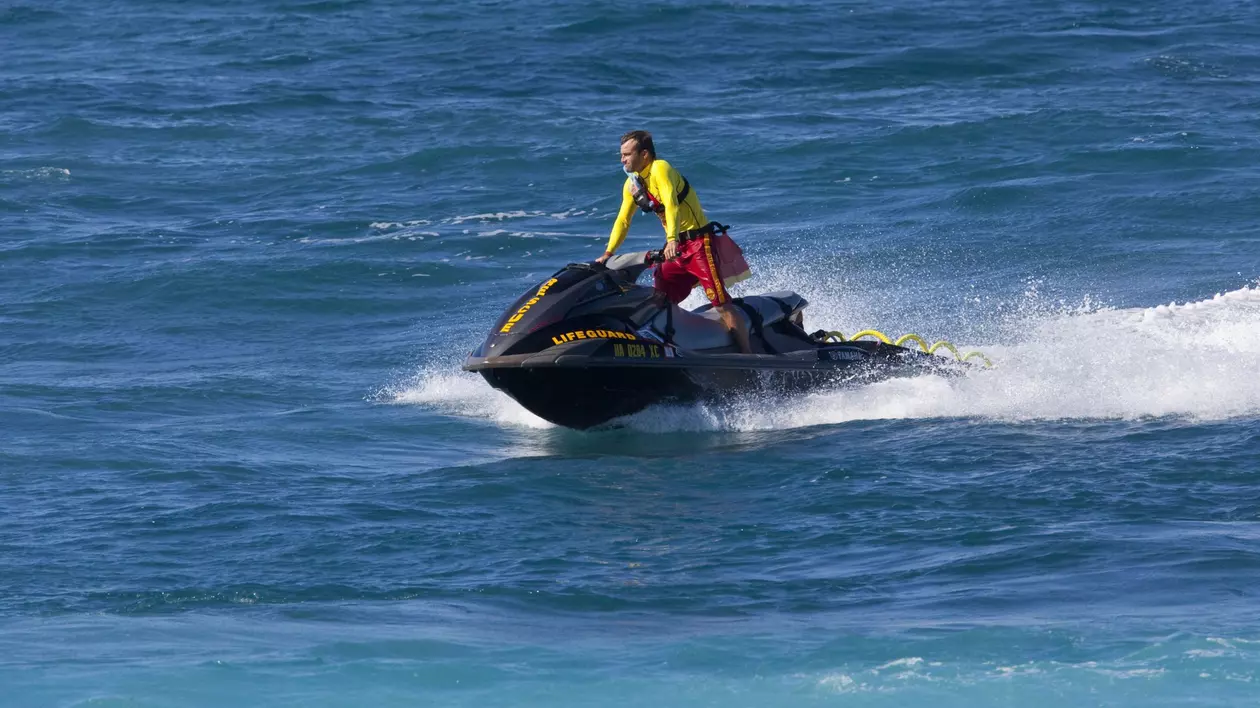 Doi tineri aflați pe o saltea gonflabilă, loviți în plin de un jetski, la Eforie Nord. Unul dintre ei e în stare gravă