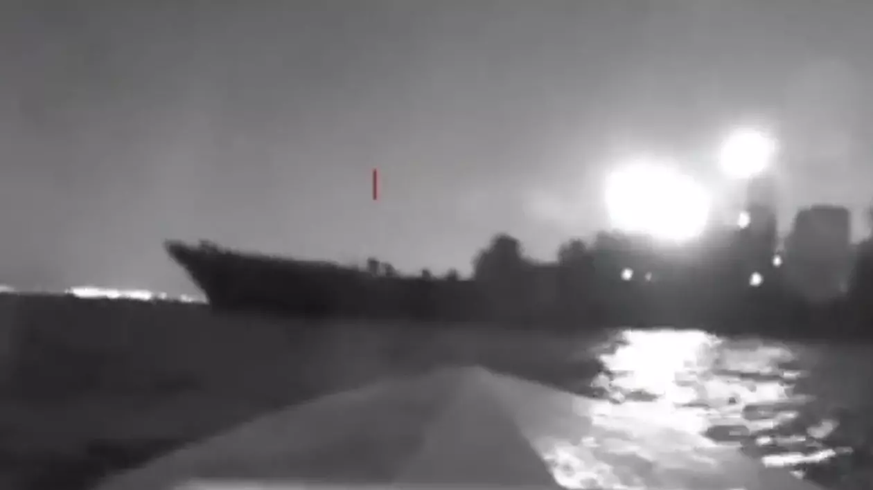 Momentul în care o navă de război rusă este lovită de o dronă maritimă, în portul rus Novorossiisk, de la Marea Neagră. VIDEO