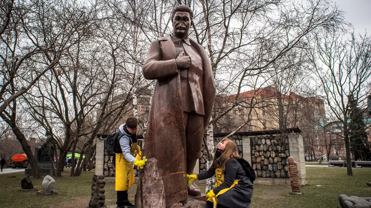 Un preot din Rusia a stropit cu apă sfințită o statuie a lui Iosif Stalin. Biserica Ortodoxă a deschis o anchetă după gestul acestuia | VIDEO