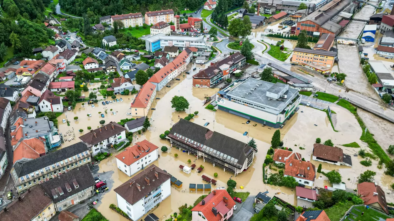 Inundații catastrofale în Slovenia, unde oamenii sunt evacuați cu elicopterele. Cel puțin trei persoane au murit