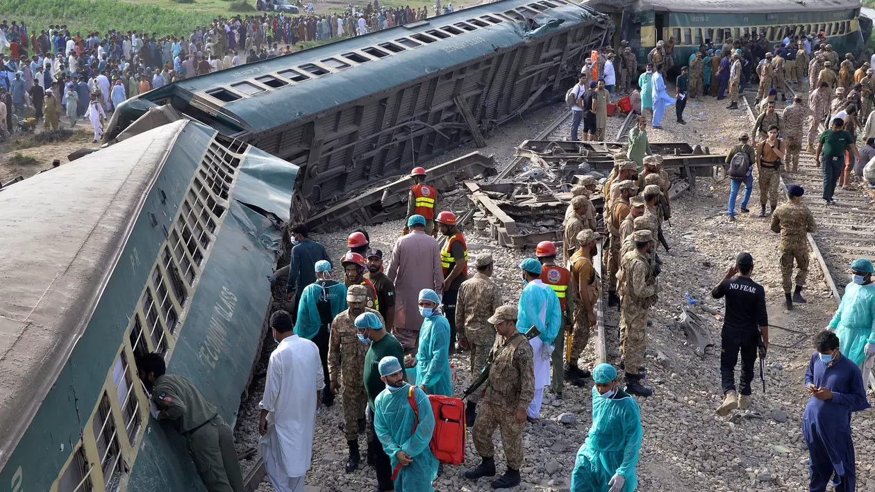30 de oameni au murit, iar alți 100 au fost răniți, după ce un tren a deraiat în Pakistan. VIDEO
