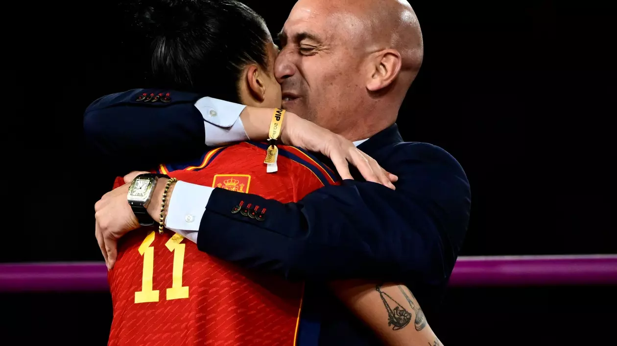 Mama şefului federaţiei spaniole de fotbal care a sărutat o jucătoare a intrat în greva foamei, față de „vânătoarea sângeroasă” a fiului ei