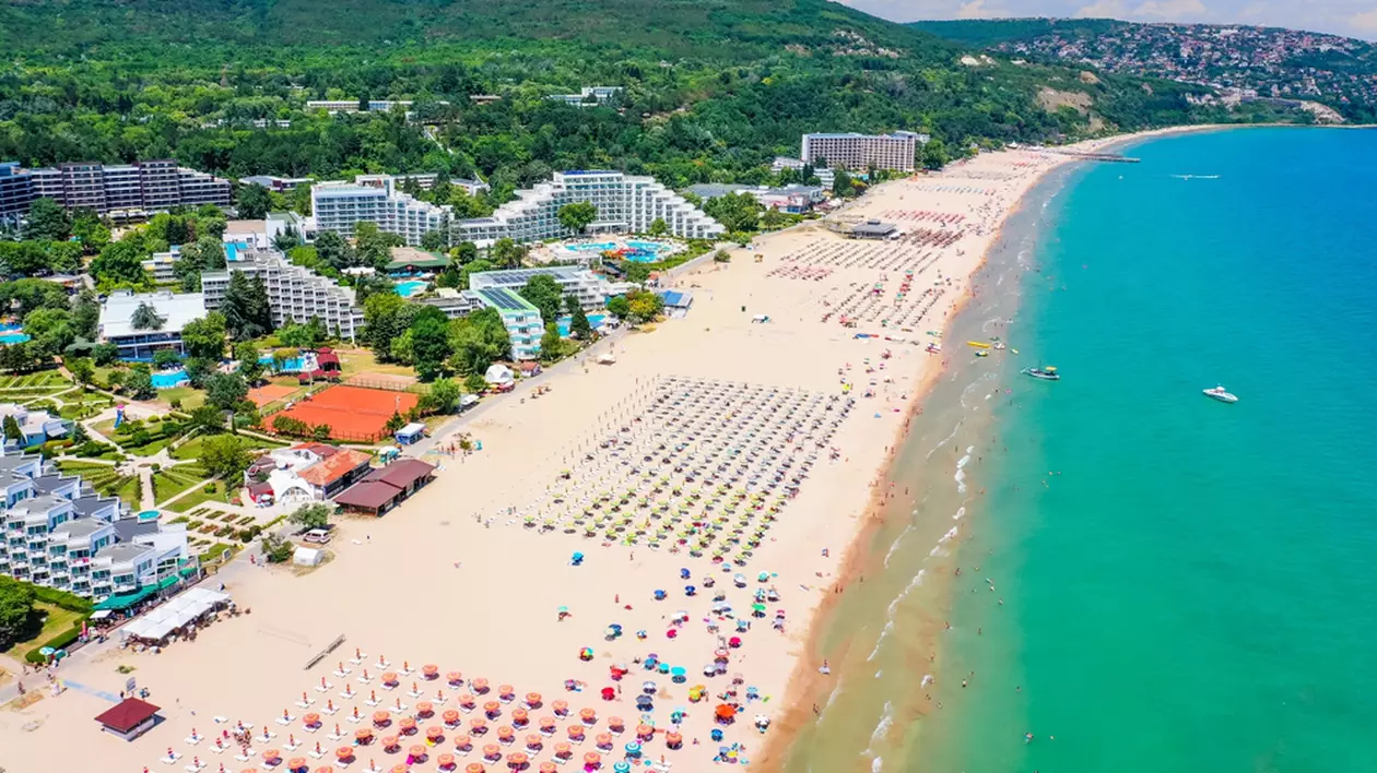 Reguli de bună purtare în Bulgaria - Imagine aeriană cu plaja staţiunii Albena