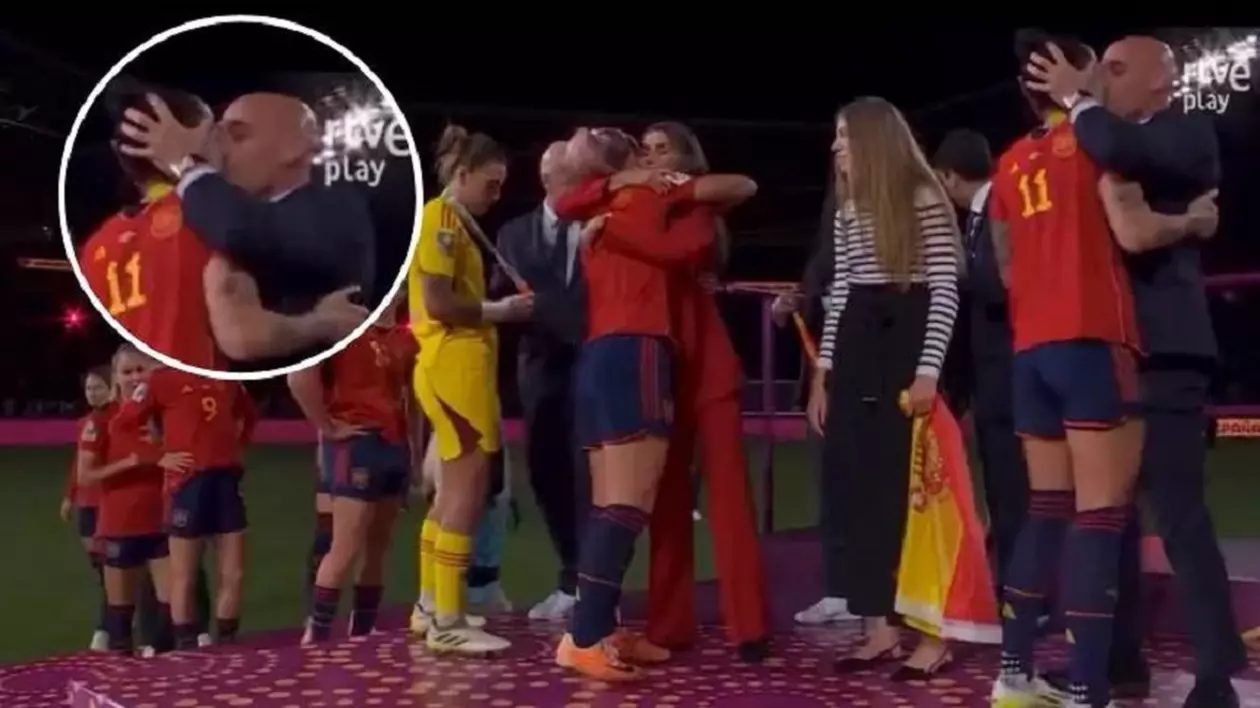Preşedintele federaţiei de fotbal din Spania a sărutat pe gură o jucătoare, după câștigarea Cupei Mondiale