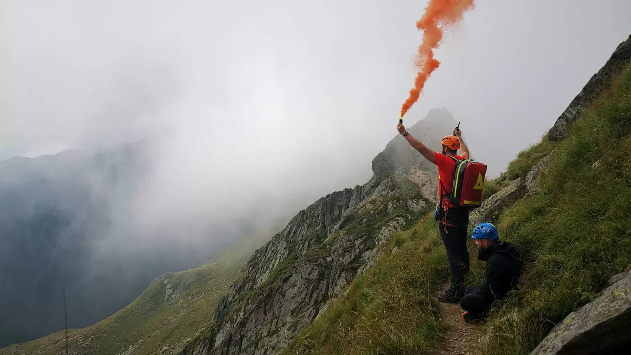 Turist de 38 de ani preluat de un elicopter SMURD din Munții Făgăraș, după intervenția salvamontiștilor