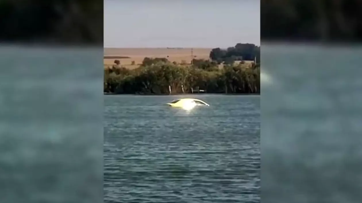 O mașină a ajuns în mijlocul unui lac din Constanța, după ce șoferița nu a tras frâna de mână