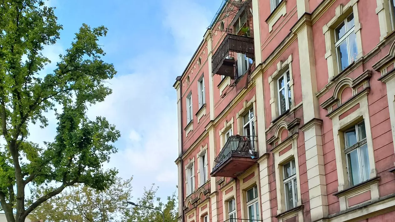 O femeie a murit, iar soțul ei este în comă, după ce balconul apartamentului s-a prăbușit, în Polonia