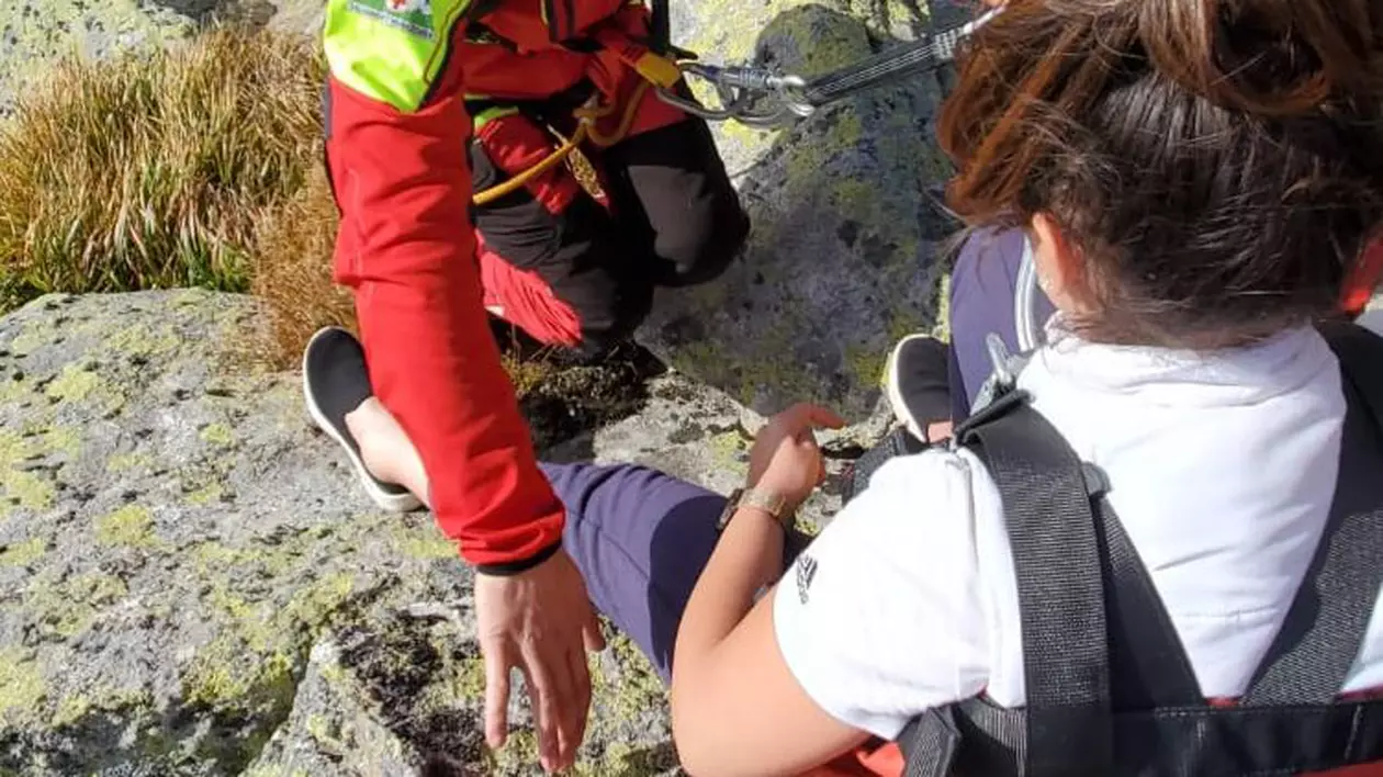 O turistă în espadrile, salvată cu elicopterul, după ce s-a accidentat la gleznă pe un traseu dificil din Retezat