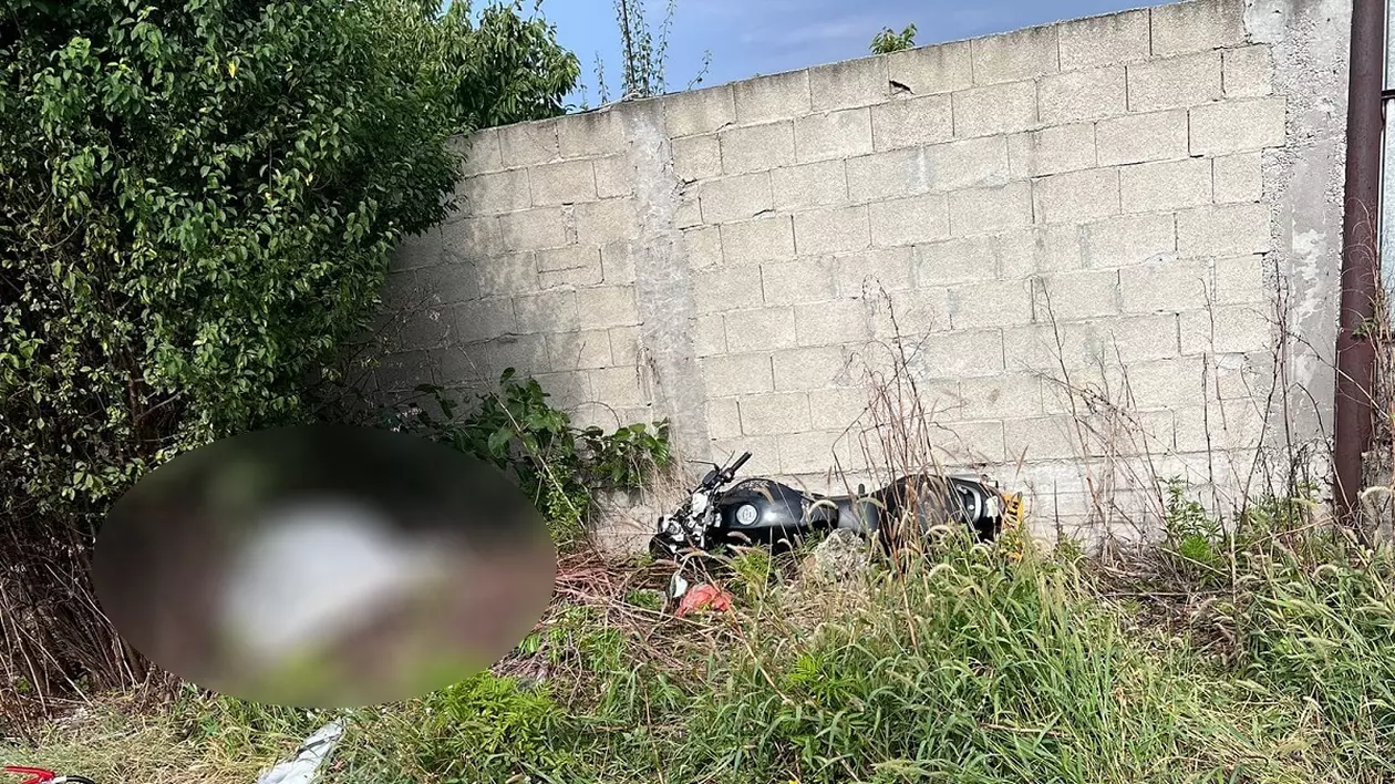 Un bărbat de 50 de ani a murit în timp ce lua lecții în poligon pentru permisul de motociclist, în Dâmbovița. Instructorul e grav rănit