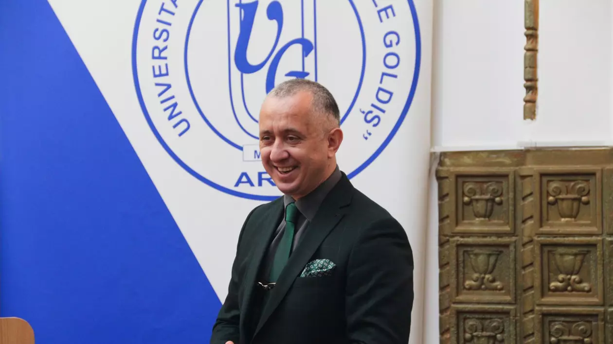 Cine este Adrian Ivan, rectorul Academiei SRI cu venituri de 6.500 de euro pe lună și care și-a copiat cinci cărți. „Am venit, la cererea domnului director Hellvig, să consolidez această universitate”