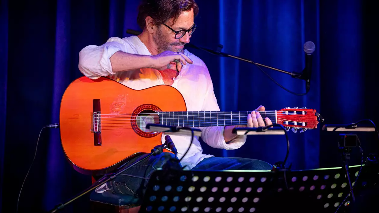 Chitaristul american Al Di Meola a făcut infarct în timpul concertului pe care îl susținea la Arenele Romane