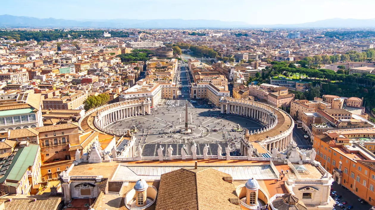 Curiozități despre Vatican - Imagine cu Piaţa Sfântul Petru de la Vatican. Vedere de pe Basilica Sf. Petru.