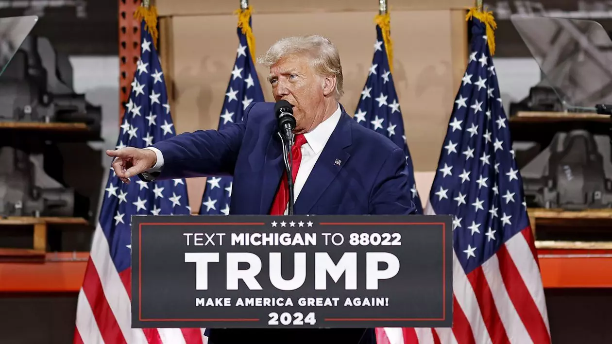 Trump dă în Biden cu mașinile electrice, în prima luptă directă pentru alegerile din 2024: „Chestiile astea stupide nici nu merg așa de departe”