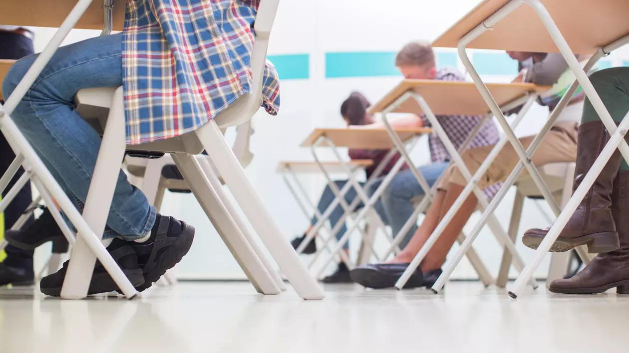 Profesoară din Argeș, acuzată că a dat cu capul de bancă un elev de gimnaziu „pe motiv că deranja ora”