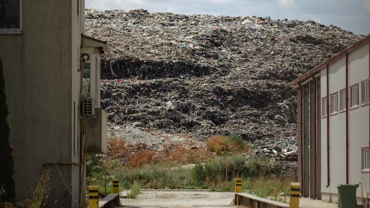 FOTO. Cele două depozite de deșeuri din Dâmbovița dau pe dinafară. Pentru a rezolva problema, autoritățile au pus afacerea în mâinile „lordului gunoaielor”, un fost senator PSD