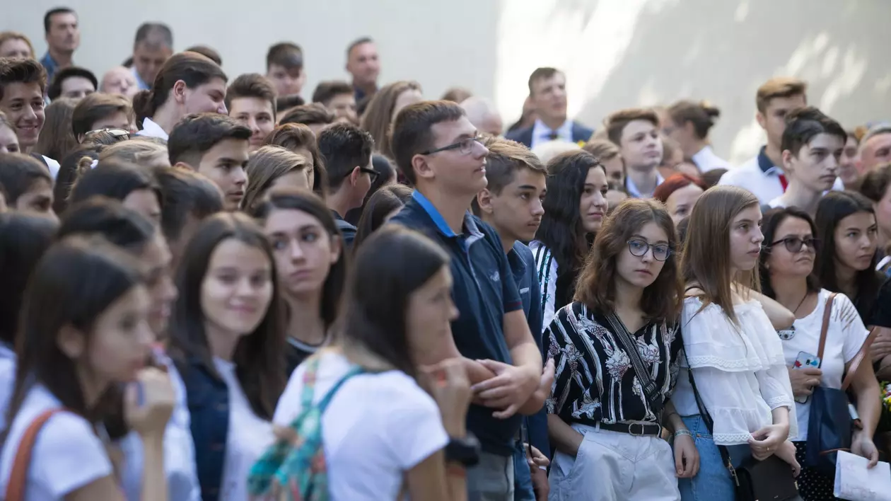 Elevii au început școala. Ce schimbări îi așteaptă în noul an: exmatriculare, testare antidrog, alte condiții pentru burse și examen de admitere la liceu 
