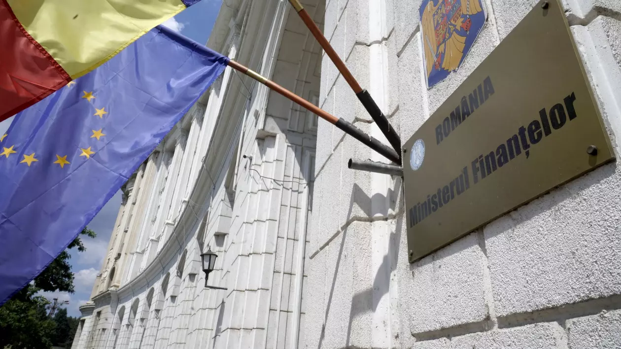 Sediul Ministerului Finanțelor, cu steagul României și al UE fluturând