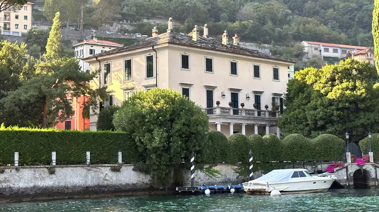 George Clooney a scos la vânzare vila de pe Lacul Como pe care o deține de 21 de ani. La cât este estimată proprietatea din Italia a actorului