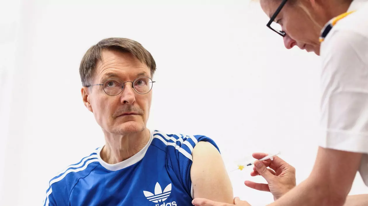 Ministrul sănătății din Germania s-a vaccinat anti-Covid. Potrivit unui sondaj Bild, 80% dintre nemți nu vor să se mai imunizeze