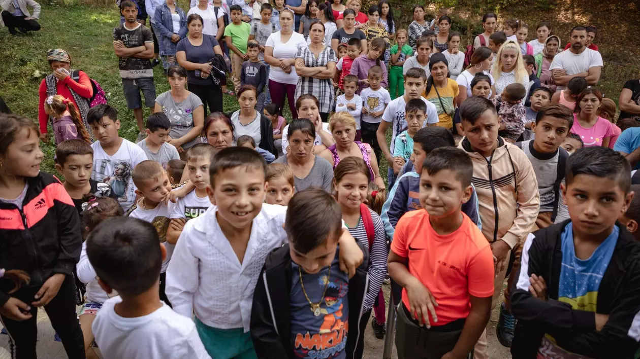 REPORTAJ. O dirigintă a avut ideea de a reface cu o clasă de copii români drumul de 7 kilometri spre școală pe care-l fac copiii romi. Și așa politicienii au decis să facă o școală, în satul de 1.000 de oameni unde nu a existat niciodată!