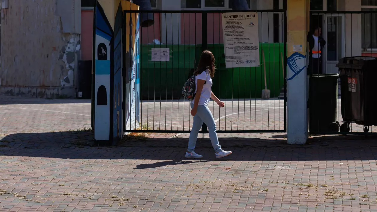 O școală din București a început anul cu program de trei schimburi, ore de 35 de minute și cu „Săptămâna verde”. „O să ne bazăm pe meditații”, spun, nemulțumiți, părinții