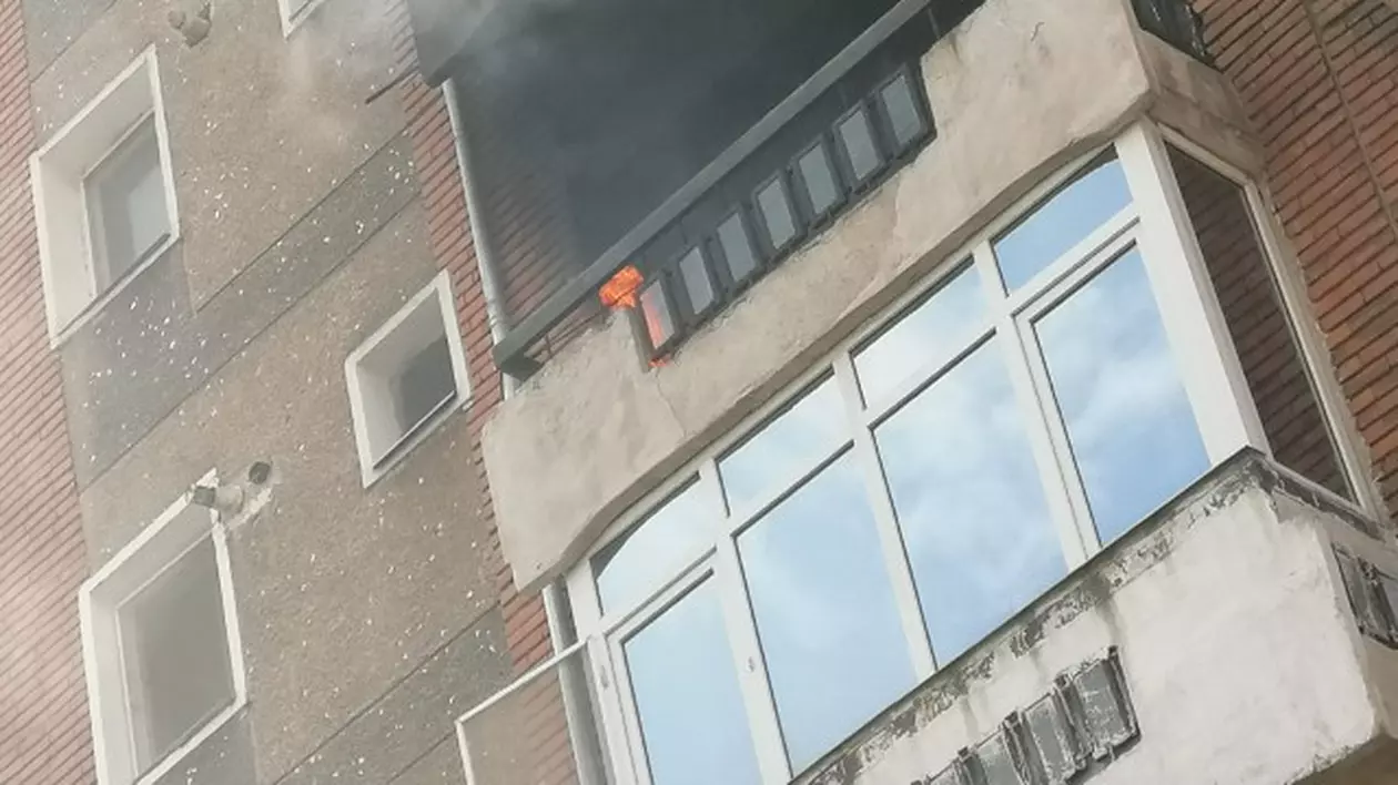 Incendiu izbucnit într-un bloc din Hunedoara. 2 oameni au fost duși la spital, cu intoxicație cu fum