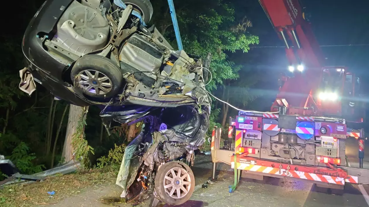 Un adolescent român a murit pe loc în mașina făcută praf într-un copac, în Italia. Sorin avea 18 ani și permis de scurtă vreme