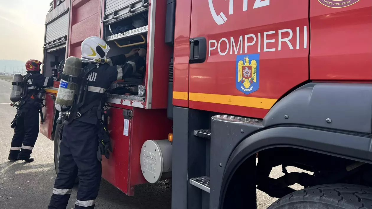 Două victime după ce un microbuz în care se aflau 18 persoane a lovit un cal, în județul Bacău