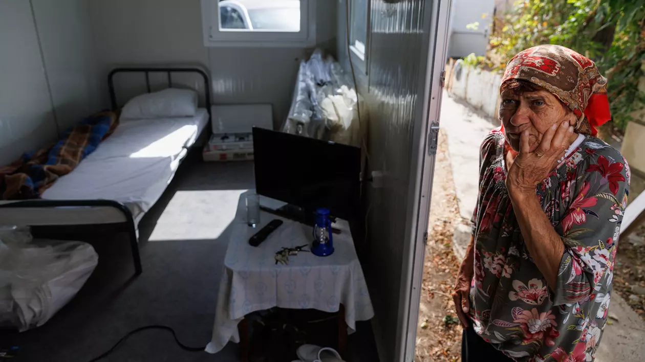 REPORTAJ. Crevedia, o lună după explozii. Și-a plâns caprele care au murit în suferință, iar acum, la 76 de ani, se acomodează cu viața în container: „E ca-n paradis, nu cade tavanul pe mine!”
