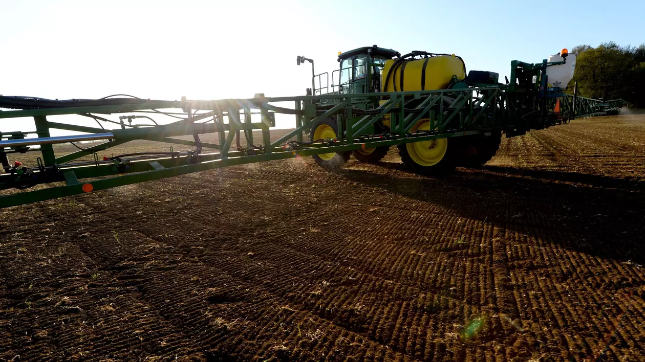 Controversatul pesticid glifosat ar trebui să fie permis în agricultura UE pentru încă 10 ani, propune Comisia Europeană