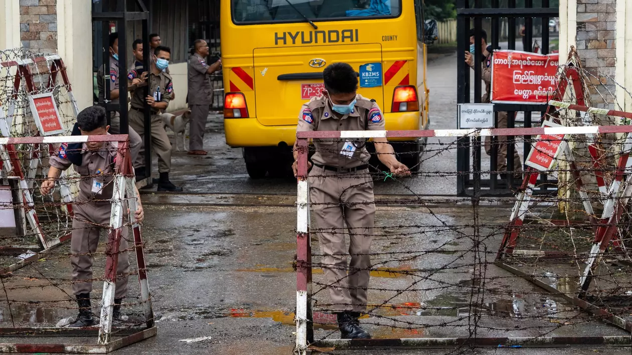 Jurnalist din Myanmar, condamnat la 20 de ani de închisoare pentru că a relatat despre urmările unui ciclon mortal