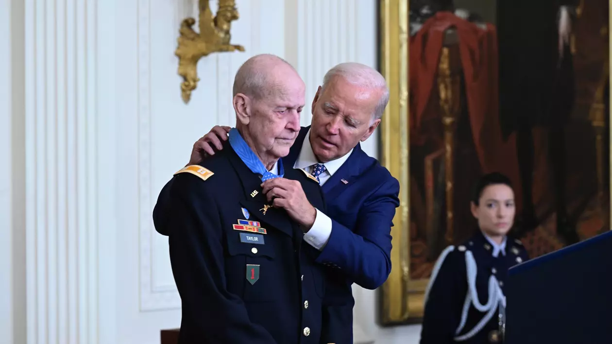 Val de critici pentru Joe Biden, după ce și-a dat jos masca lângă un veteran de război, deși prima doamnă are COVID