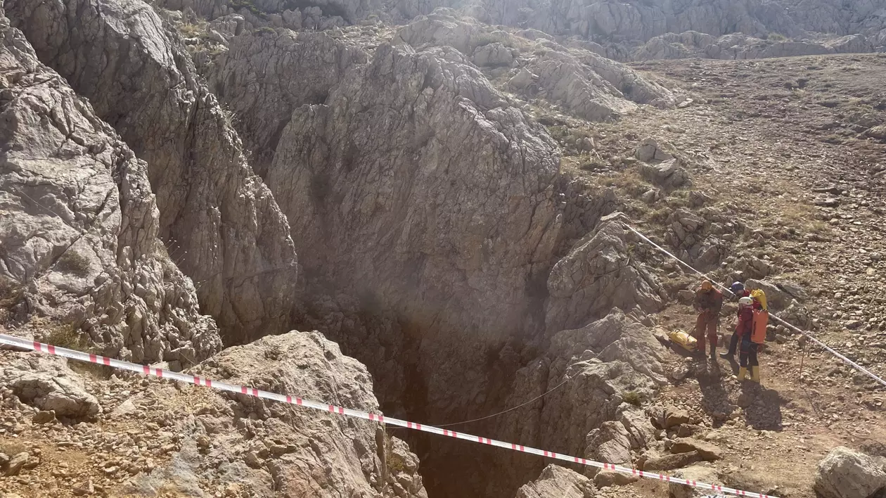 Speologul american rămas blocat într-o peșteră din Turcia, la 1.000 de metri adâncime, are șanse să fie salvat până marți dimineață | FOTO