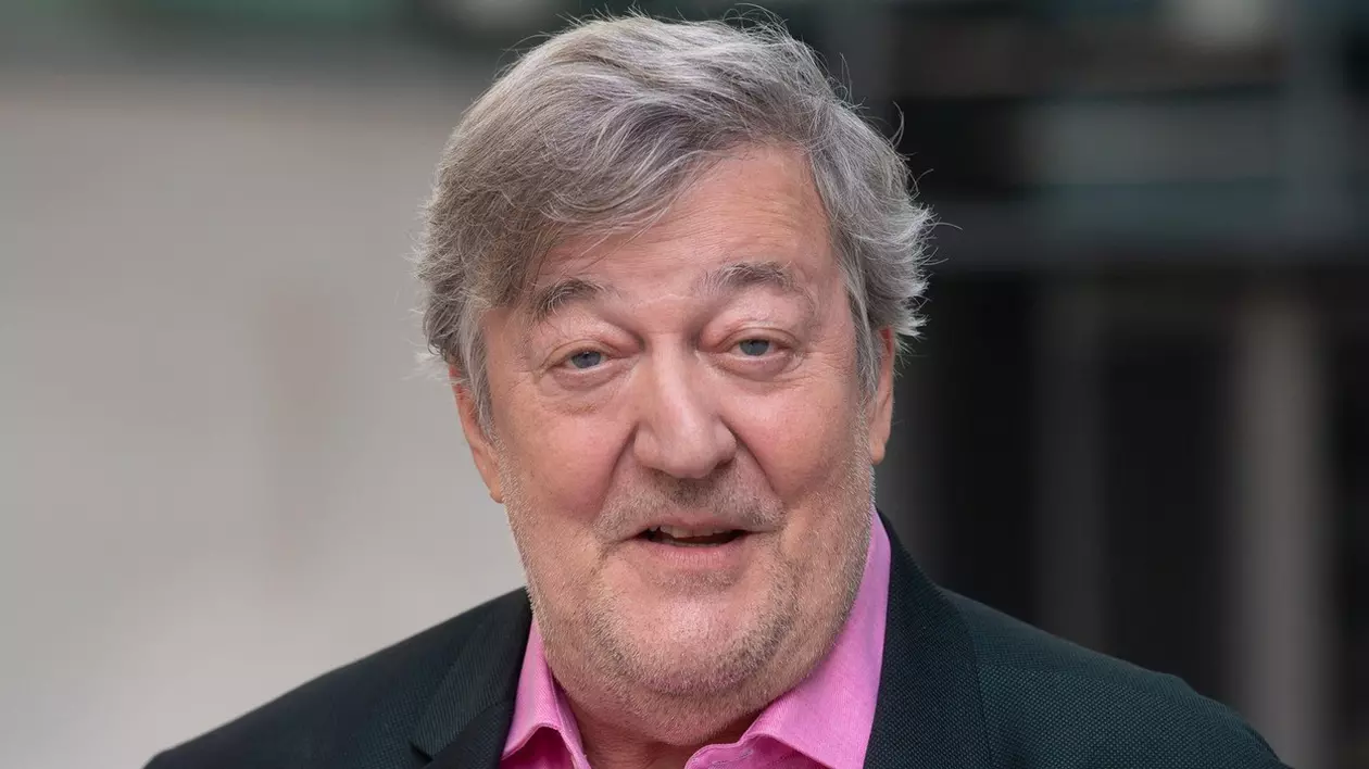 Actorul Stephen Fry a fost transportat de urgență la spital, după ce a căzut de pe o scenă din Londra