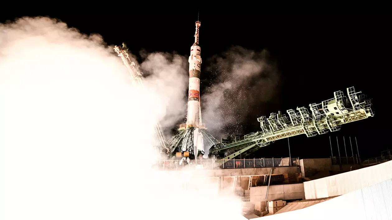 O rachetă Soiuz, cu doi cosmonauţi ruşi şi o austronaută americană, a ajuns pe ISS. Sectorul spațial, unul din puținele în care SUA și Rusia mai cooperează