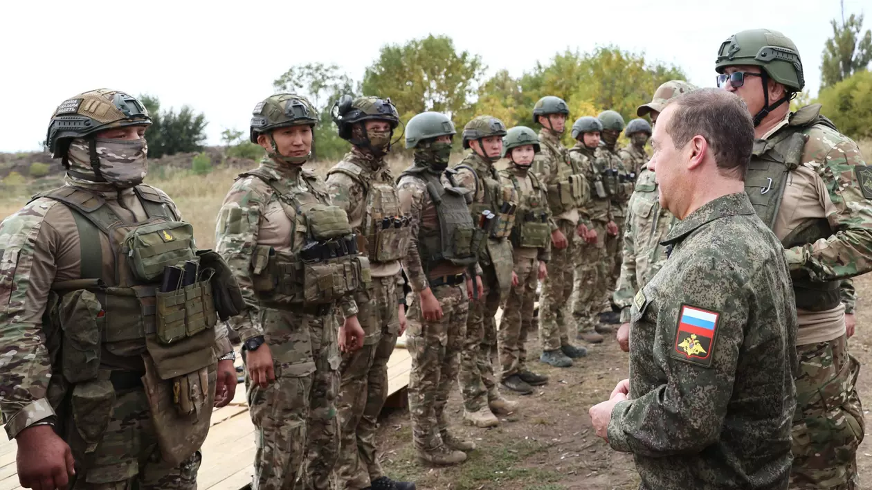 Dmitri Medvedev anunță că a vizitat trupele ruse din Ucraina, lăudându-se cu 325.000 de noi recruți. „Militarii dau dovadă de excelente calități de luptă"
