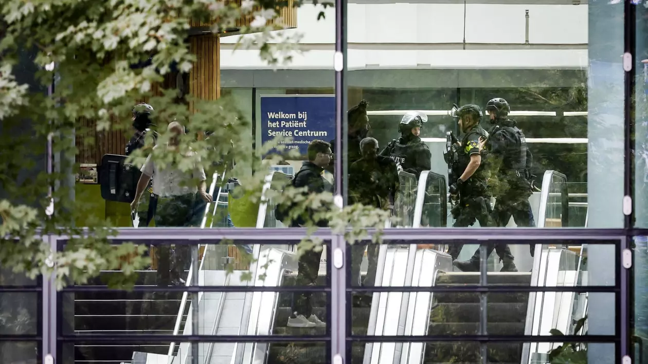 Dublu atac armat comis de un student, la Rotterdam. Bărbatul a incendiat ambele locuri în care a deschis focul | VIDEO