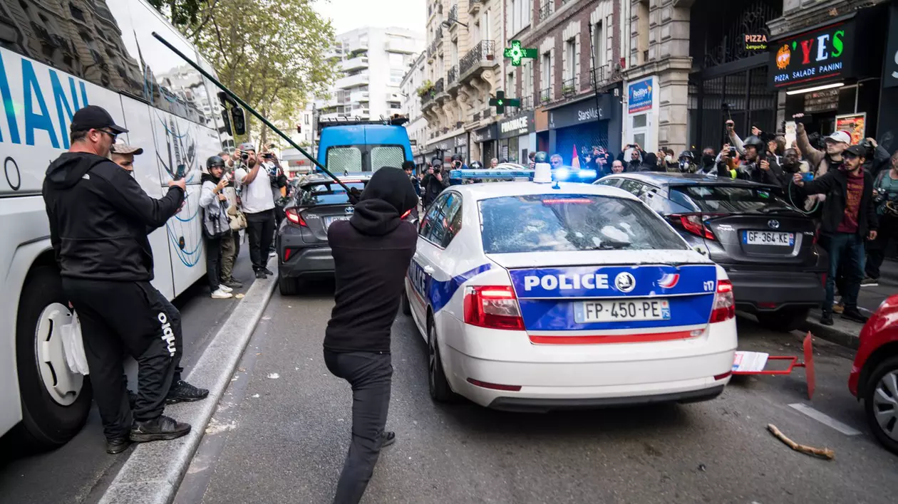 Noi proteste violente în Franța. Zeci de mii de oameni, din nou în stradă. FOTO