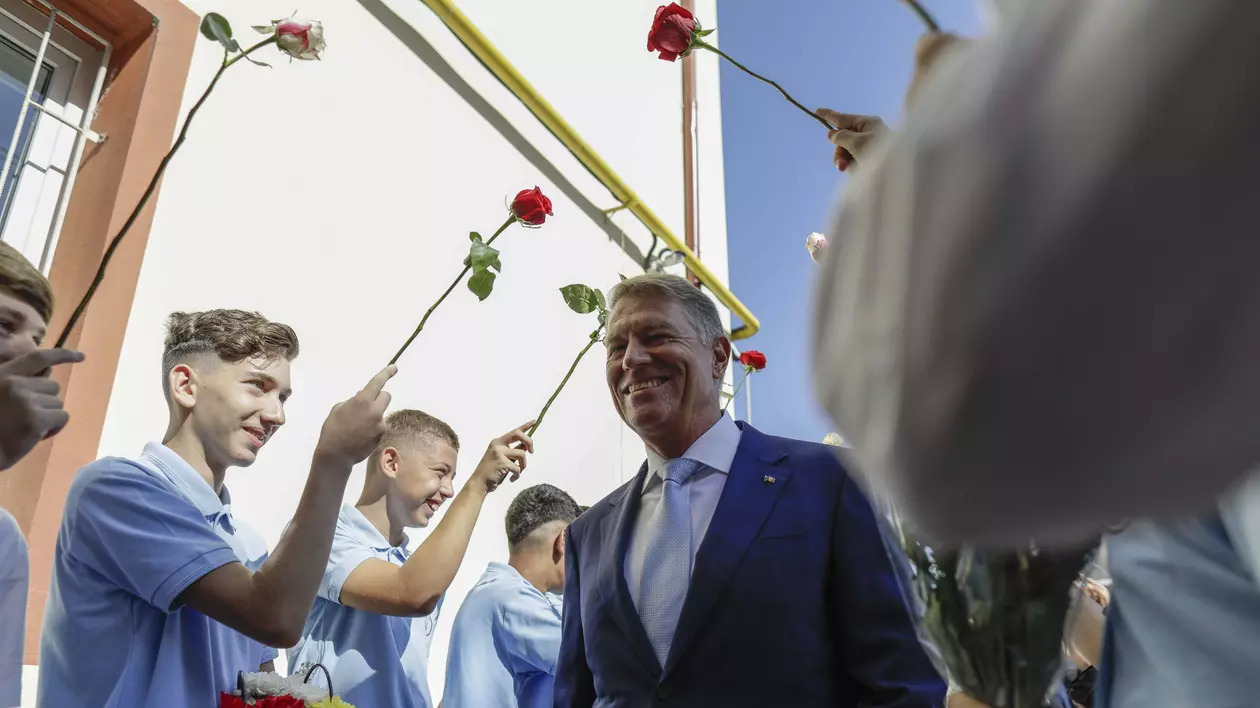 Prezent la deschiderea noului an școlar, Iohannis anunță că subiectul consumului de droguri în rândul tinerilor o să fie discutat în CSAT. „Un fenomen alarmant”