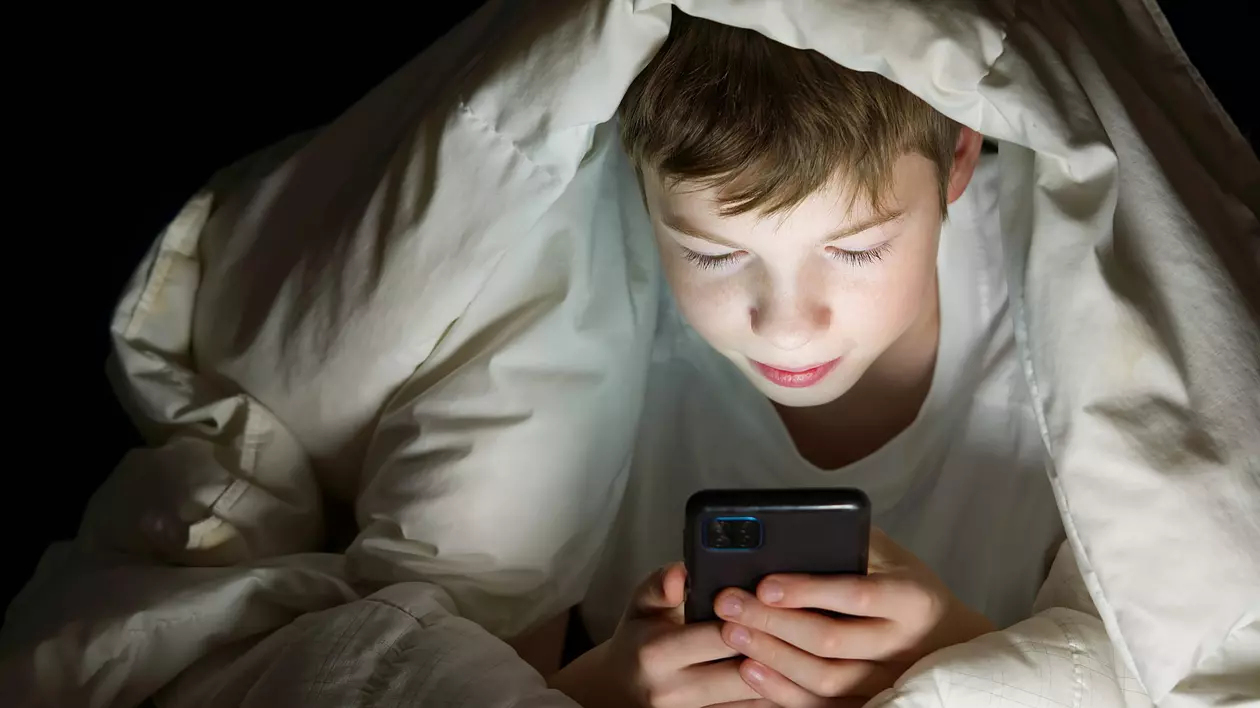 Propunere legislativă PNL: Copiii sub 16 ani nu vor mai avea voie pe TikTok sau Facebook fără acordul expres al părinţilor