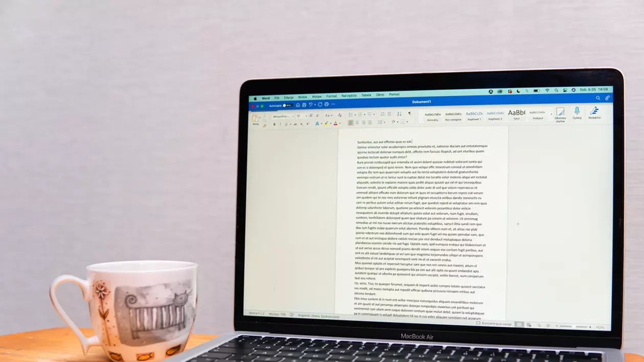 Cum se numerotează paginile în Word - Imagine cu un document word deschis pe ecranului unui laptop Mackbook Air.