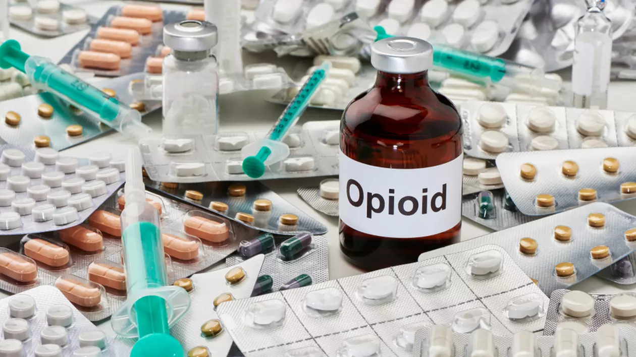 Ce sunt drogurile opioide şi ce efecte periculoase au acestea - Imagine cu o sticluţă farmaceutică, pe care scrie opioid, aşezată în mijlocul unor blistere cu pastile