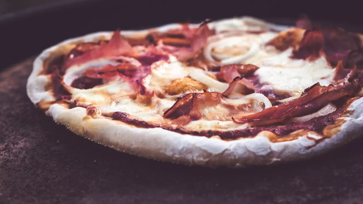 Flammkuchen - tartă flambée alsaciană.