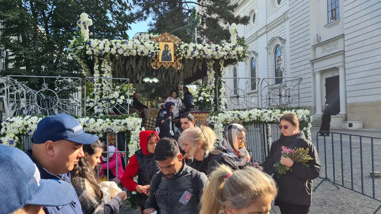 Miile de oamenii trimiși la Iași de Primăria Voluntari au dominat prima zi de pelerinaj la Sfânta Parascheva: „Vin pentru că așa simt nevoia, să mă liniștesc”