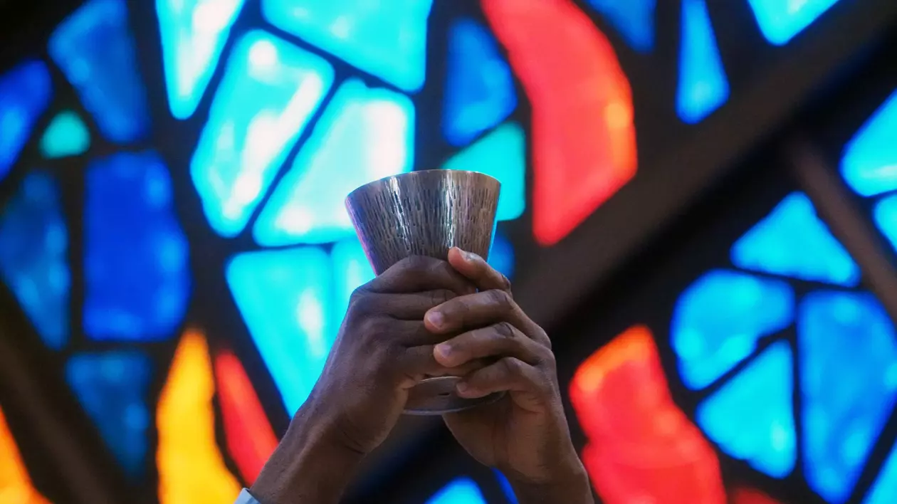 Enoriașii dintr-un orășel din nordul Italiei denunță o „oroare liturgică”, după ce preotul a pus o fetiță să ofere împărtășania la slujbă