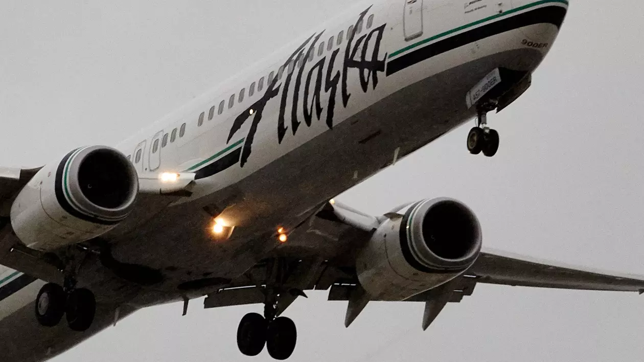 Un pilot a fost arestat și acuzat că a încercat să prăbușească un avion de pasageri al companiei Alaska Airlines