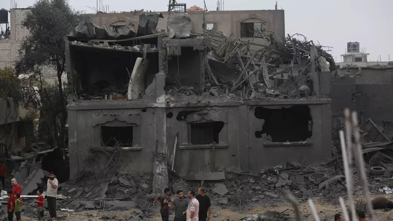 „Copiii mei spuneau: «Lasă-i să ne omoare ca să se termine odată»”. Mărturia unui medic britanic blocat cu familia în Gaza sub bombardamentele israeliene