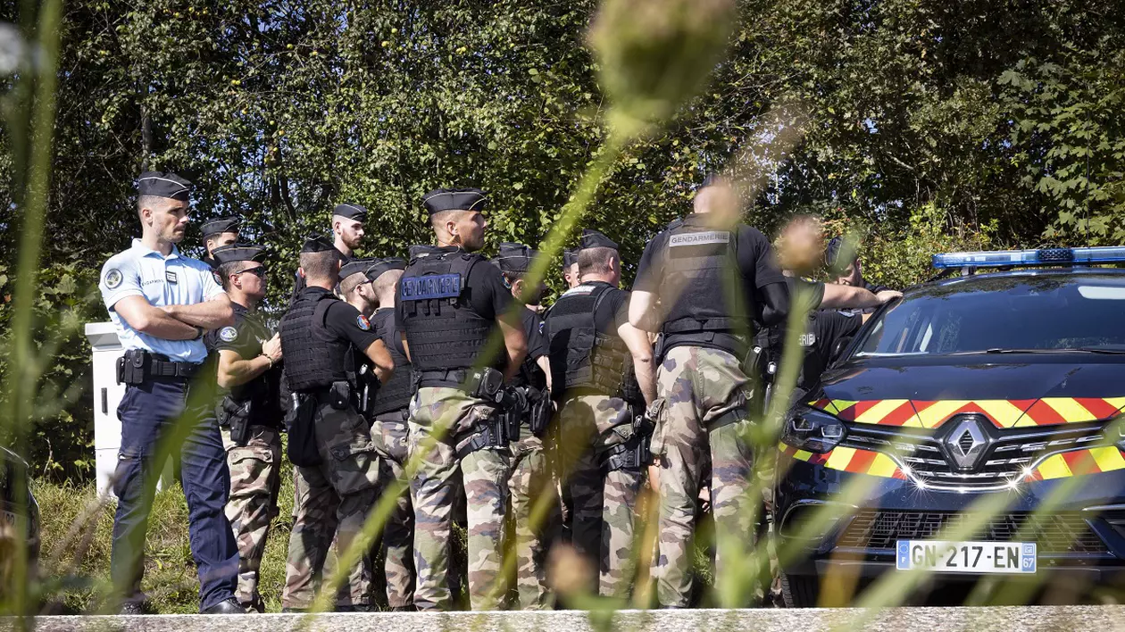 16 români și românce, arestați pentru 230 de spargeri, și câte 10 pe noapte, în Franța. Unul dintre ei a vrut să dea cu mașina peste un polițist