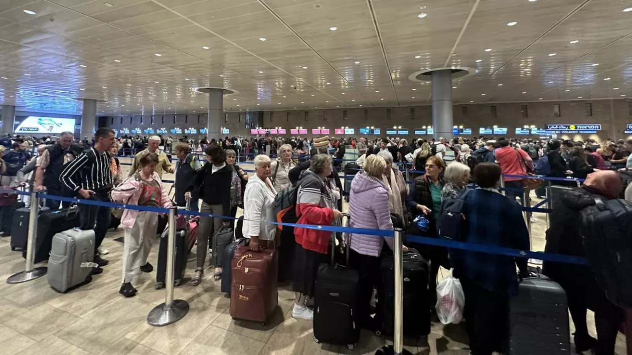 Oamenii așteaptă în secțiunea de plecări a Aeroportului Ben Gurion, singurul aeroport internațional din Israel, după ce numeroase zboruri din străinătate au fost anulate din cauza atacurilor lansate de facțiunile palestiniene la Tel Aviv. Foto: Profimedia